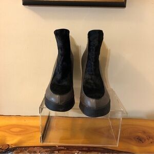 Beautiful grey leather and black pony hair chunky heel boots in size 24.5 (7.5)
